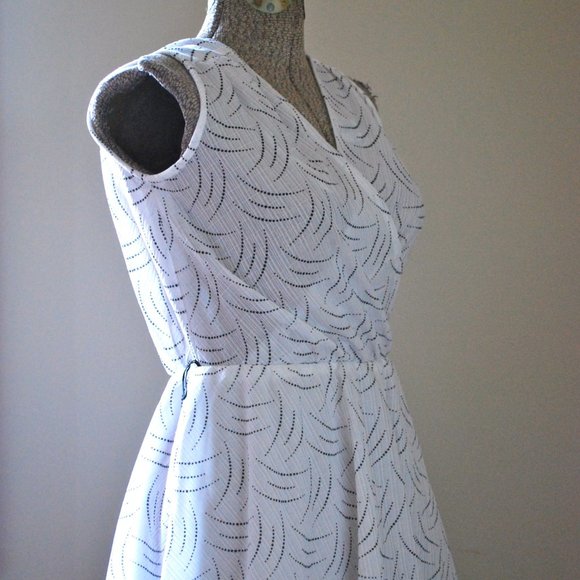 Black and white patterned wrap dress - Picture 4 of 7